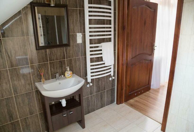 غرفة قياسية ثلاثية مزودة بشرفة, Agroturystyka Olszynka