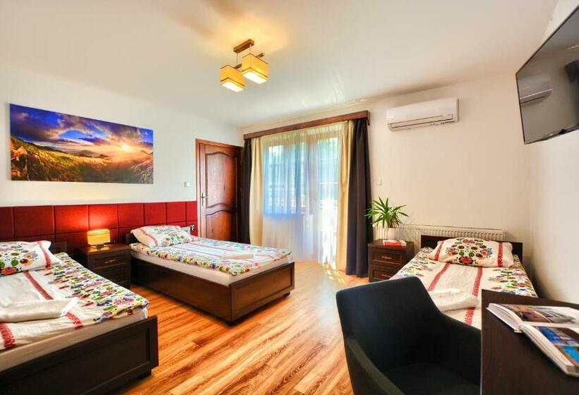 غرفة قياسية ثلاثية مزودة بشرفة, Agroturystyka Olszynka