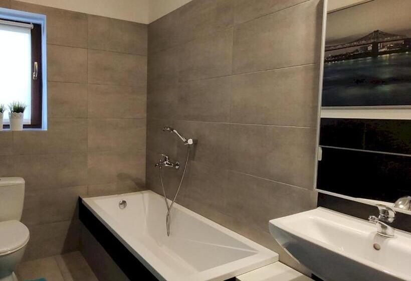 غرفة عائلية, Baza Grapa Dom Pokoje Do Wynajęcia