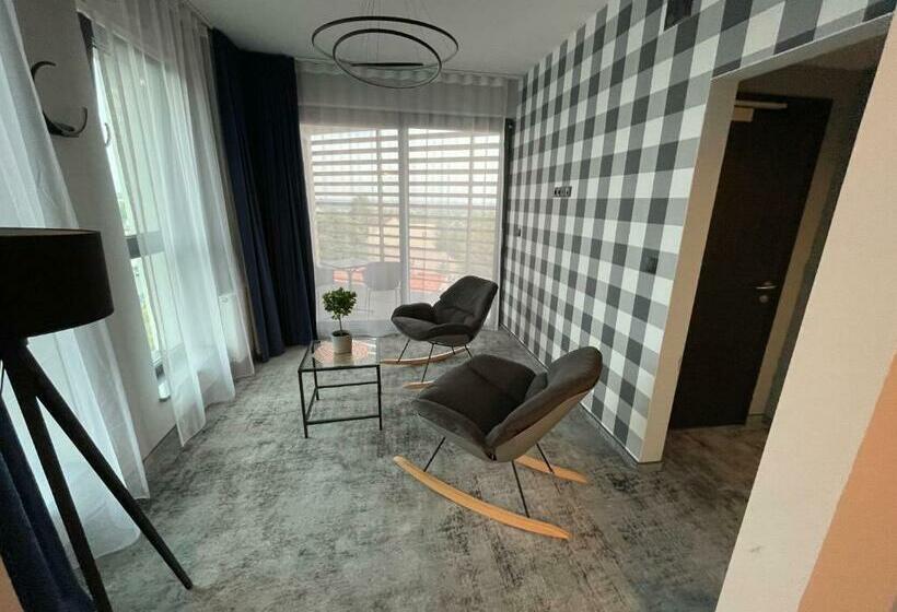 דירת חדר, Sanova