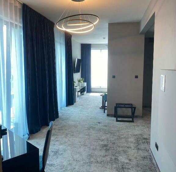 דירת חדר, Sanova