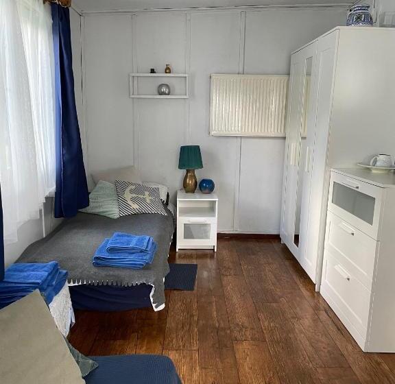 חדר סטנדרט לשלושה עם חדר אמבטיה משוף, Tleniowo