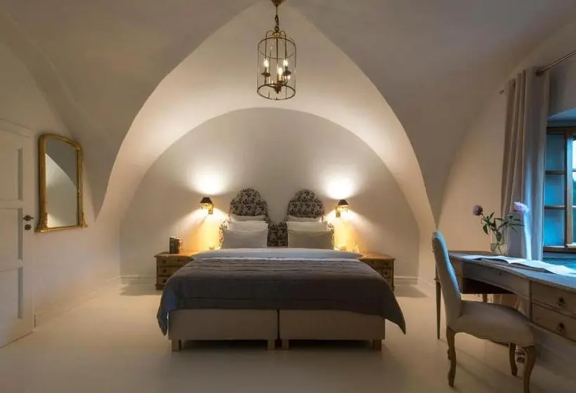 デラックストリプルルーム, Zamek Sarny   Schloss Scharfeneck