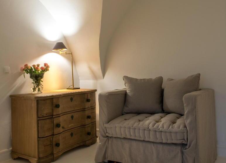 豪华三人间, Zamek Sarny Schloss Scharfeneck