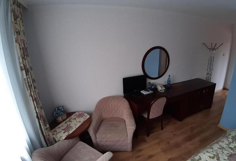 חדר סטנדרט לשלושה, Drawa