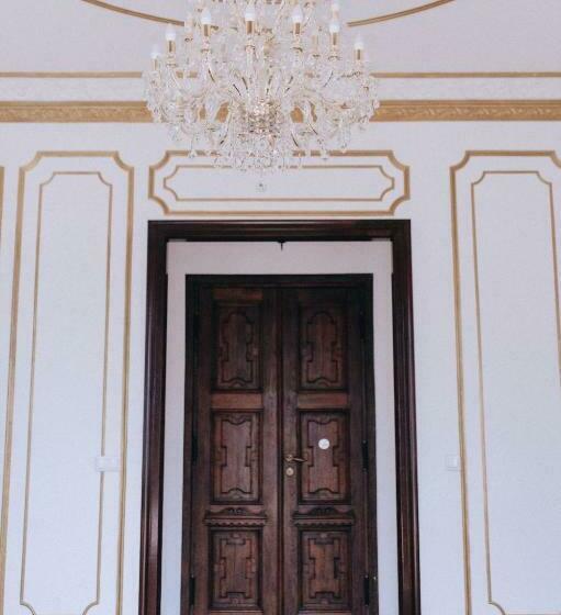 شقة غرفة واحدة, Pałac Chojnata