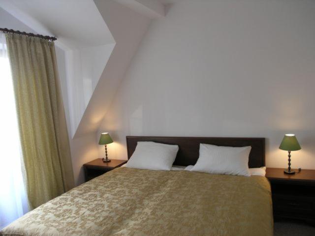 غرفة قياسية, Pałac Chojnata