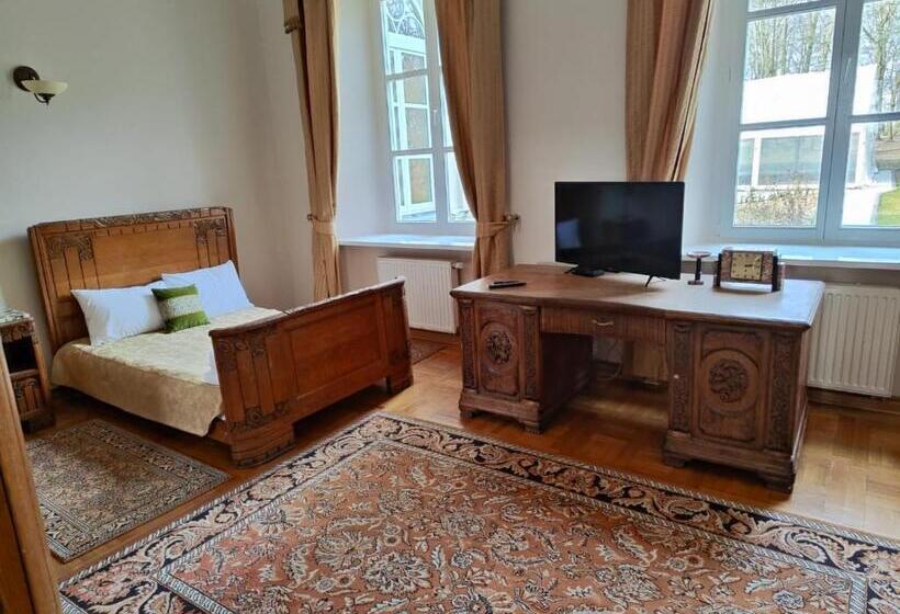 غرفة قياسية, Pałac Chojnata