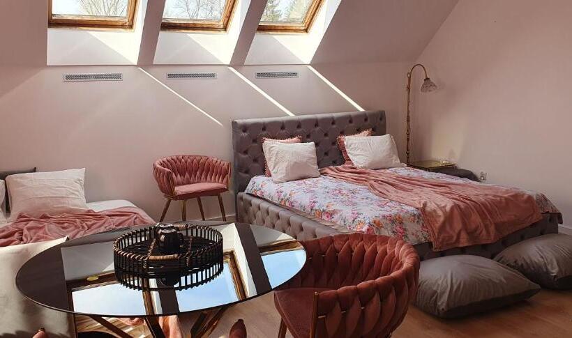 Четырехместный Номер Deluxe, Dom Pod Różą