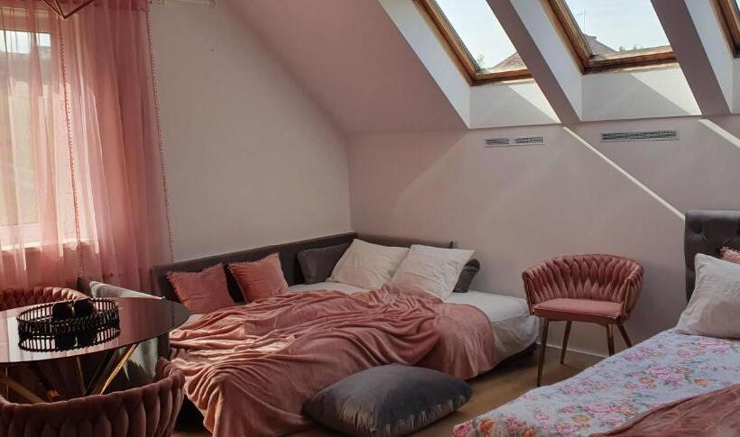 Четырехместный Номер Deluxe, Dom Pod Różą