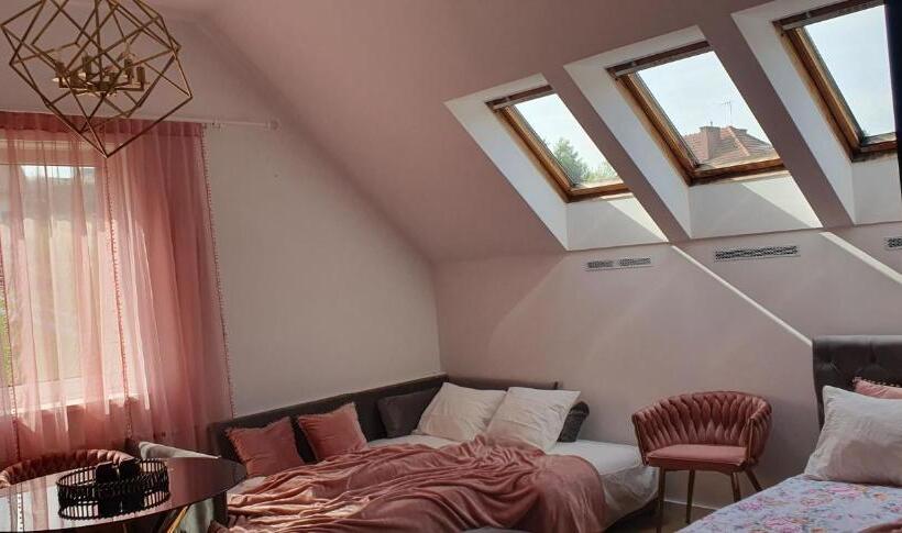 Четырехместный Номер Deluxe, Dom Pod Różą