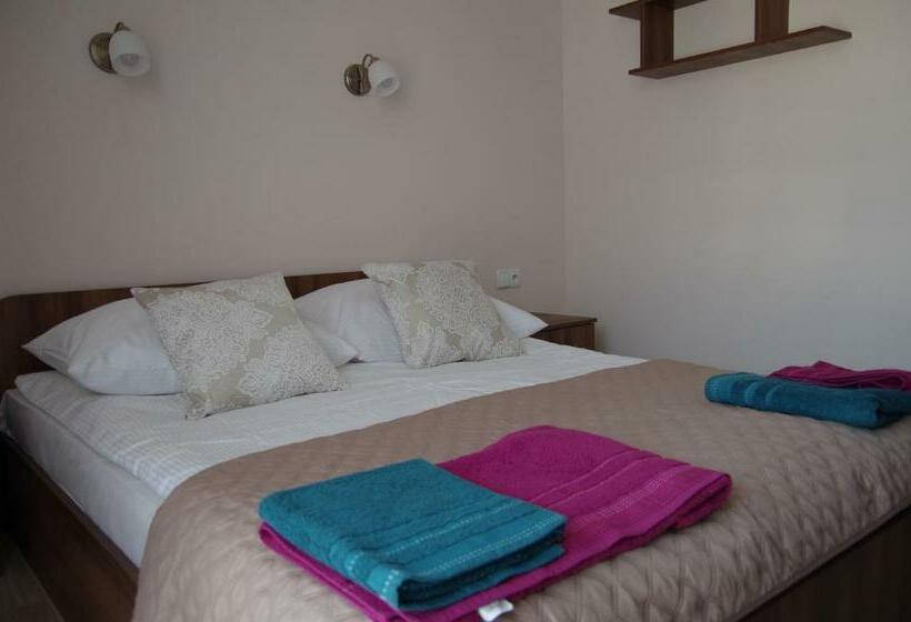 スタンダードルーム, Willa Rembisz