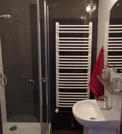 スタンダードルーム, Willa Rembisz