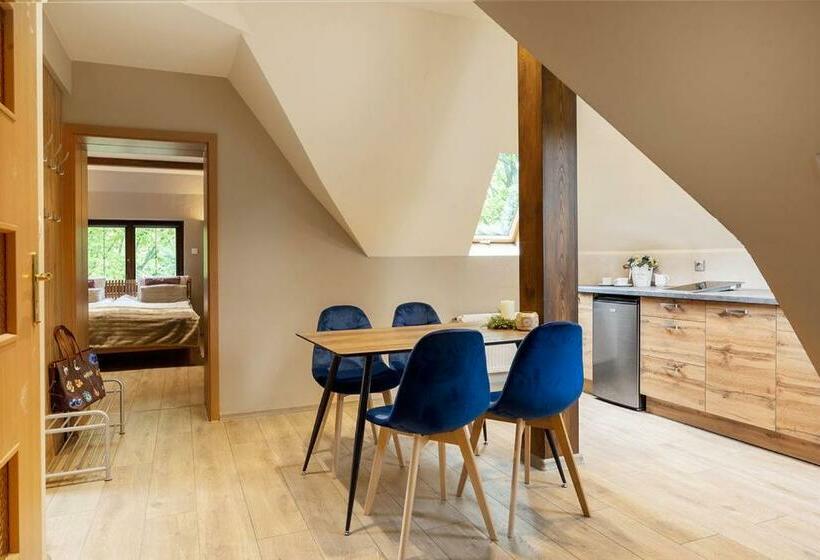 Семейный Номер, Pensjonat Pod świerkami