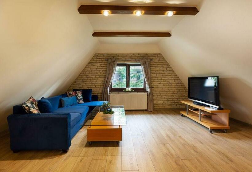 Семейный Номер, Pensjonat Pod świerkami