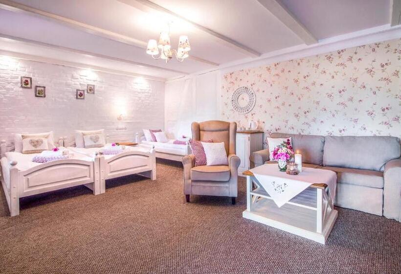 חדר משפחתי, Chata Pogaduchy