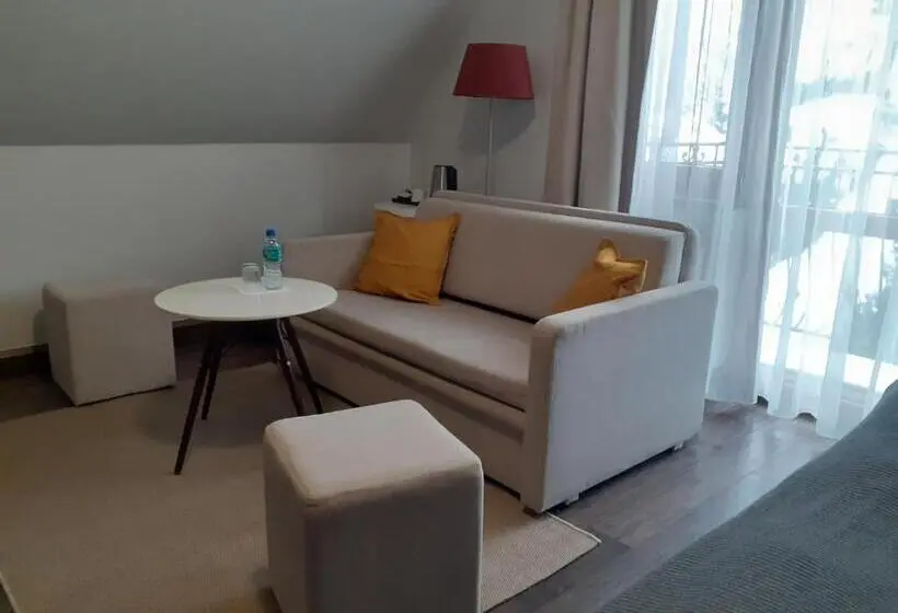 سوییت جونیور لوکس, Walkowy Dwor
