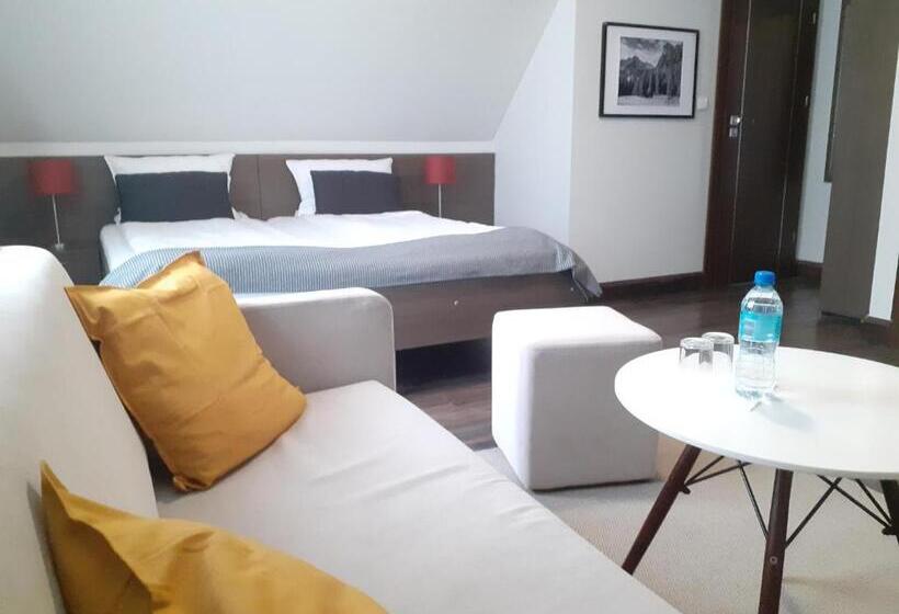 سوییت جونیور لوکس, Walkowy Dwor