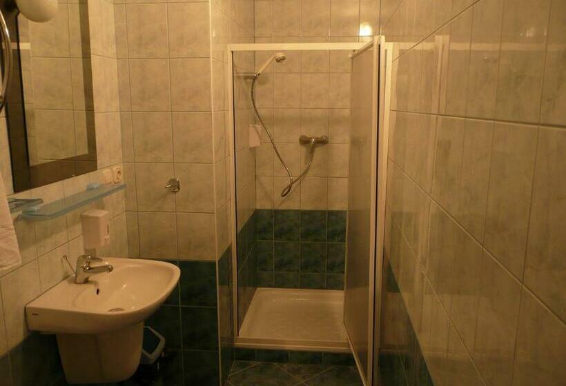 חדר סטנדרט לשלושה, Azymut Hotel & Restaurant