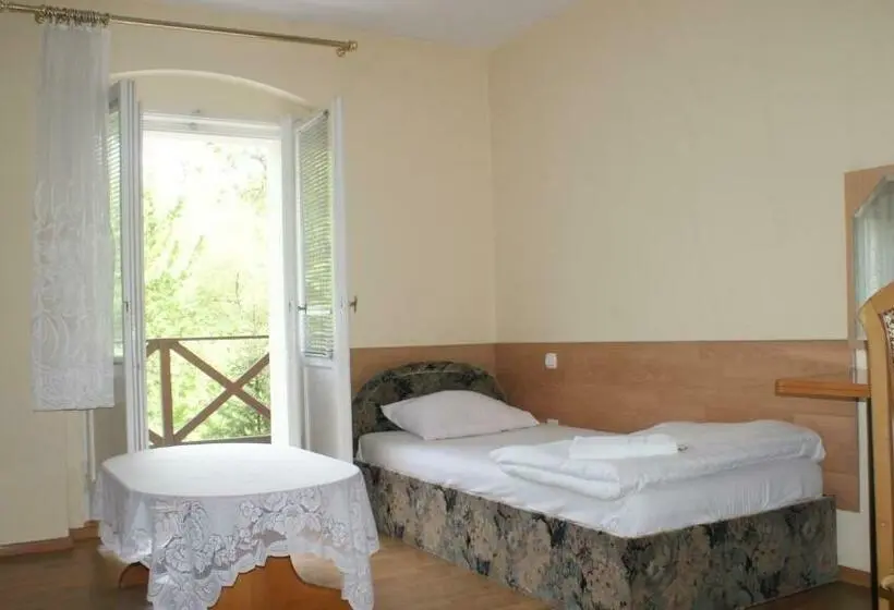 Standard Yhden Hengen Huone, Dworek Brodowo Restauracja Hotel Przyjęcia