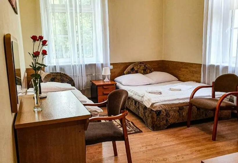 Basic Kolmen Hengen Huone, Dworek Brodowo Restauracja Hotel Przyjęcia