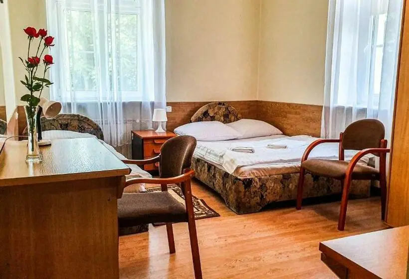 Basic Kolmen Hengen Huone, Dworek Brodowo Restauracja Hotel Przyjęcia