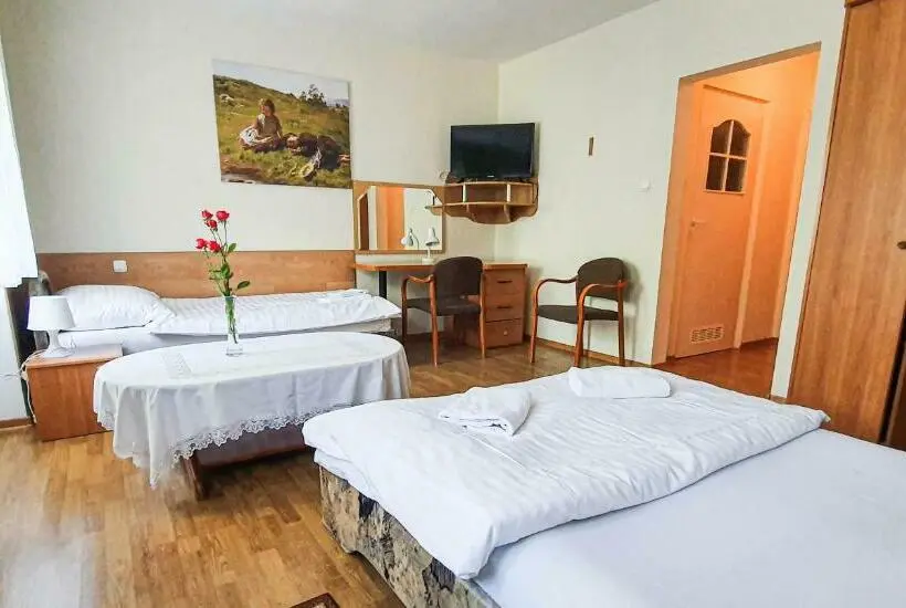 Classic Neljän Hengen Huone, Dworek Brodowo Restauracja Hotel Przyjęcia