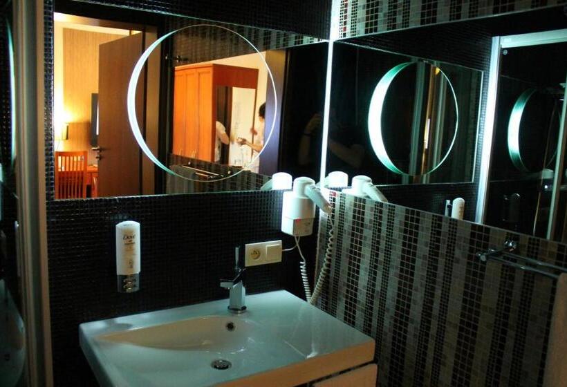 חדר סופריור, Linder