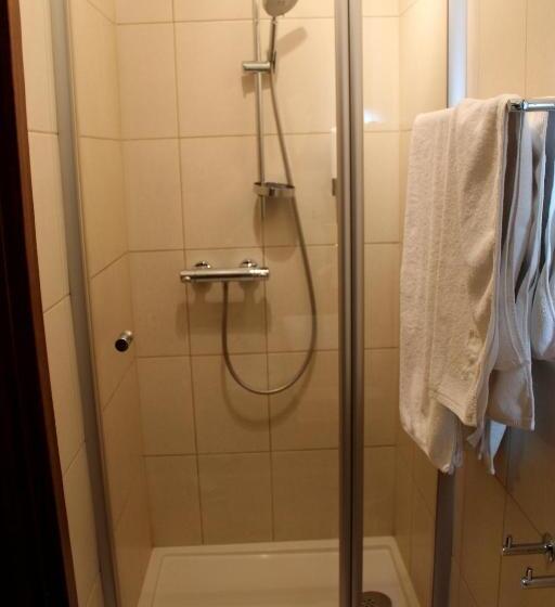 חדר סופריור, Linder