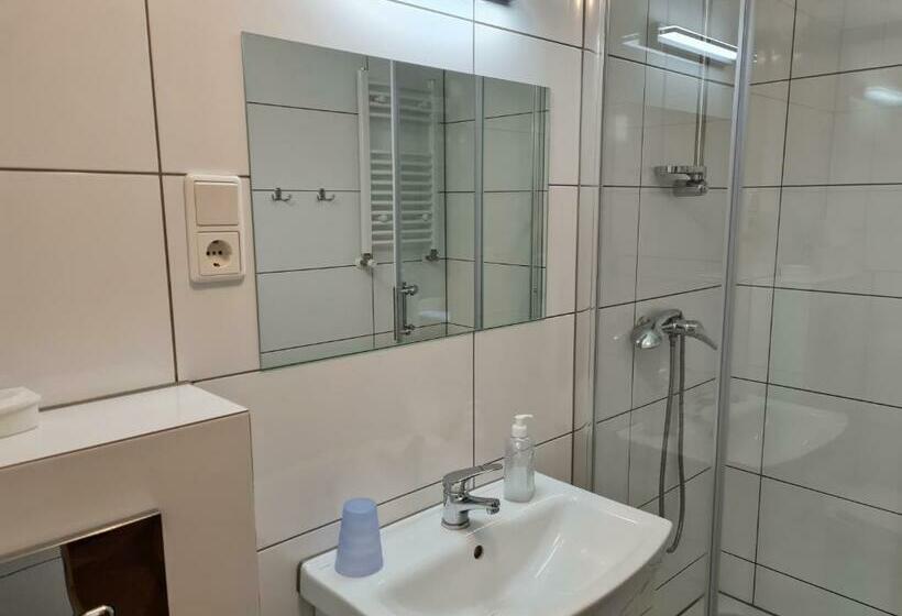 스탠다드 발코니 스튜디오, Willa Storczyk