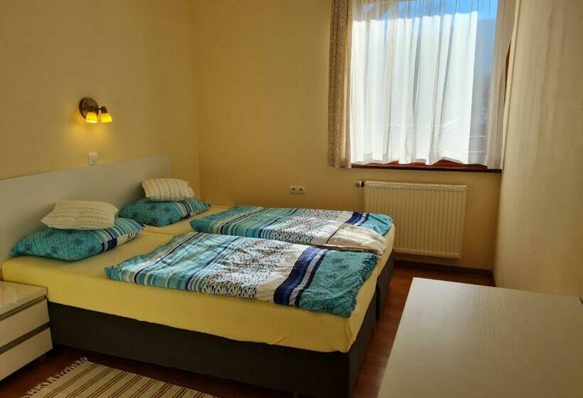 스탠다드 발코니 스튜디오, Willa Storczyk