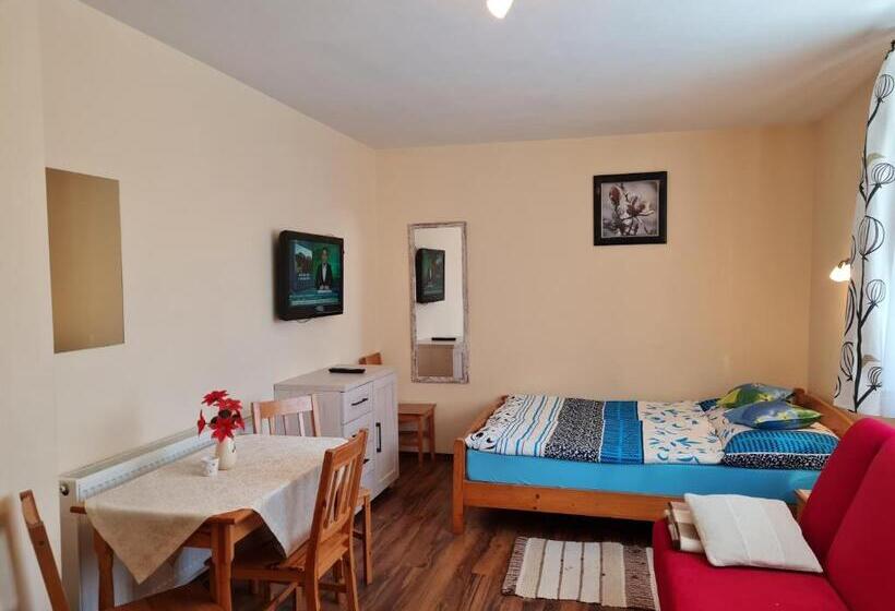 컴포트 트리플 룸, Willa Storczyk