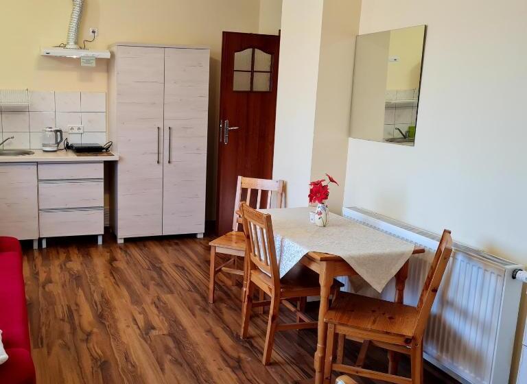 컴포트 트리플 룸, Willa Storczyk