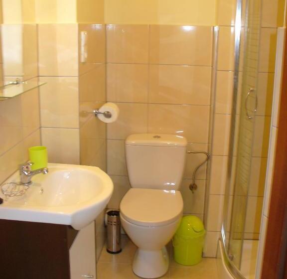 컴포트 트리플 룸, Willa Storczyk