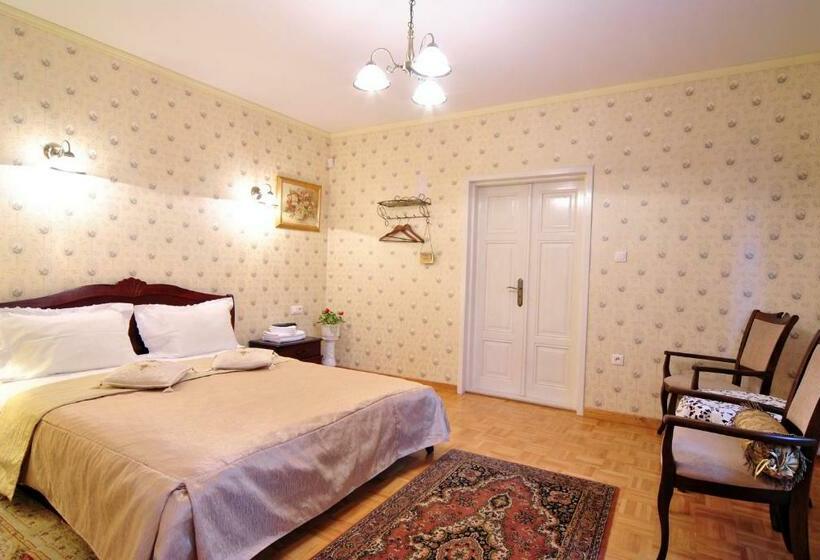 غرفة قياسية, Dworek Ojca Mateusza