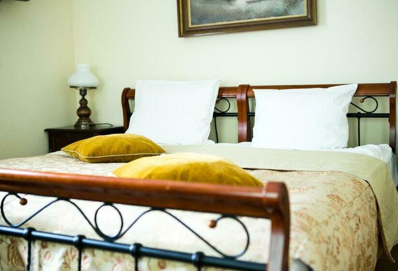 غرفة قياسية ثلاثية, Dworek Ojca Mateusza