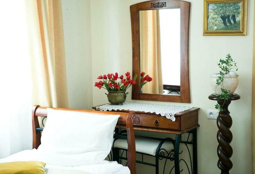 غرفة قياسية ثلاثية, Dworek Ojca Mateusza