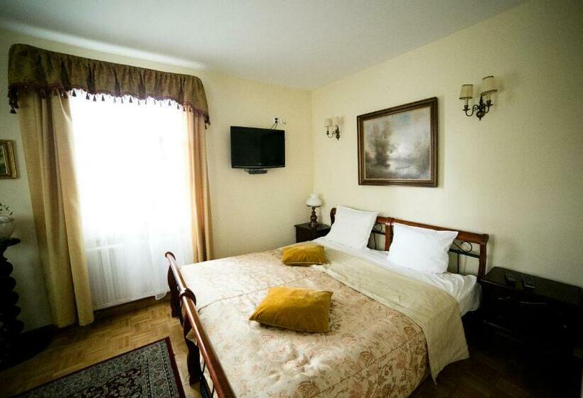 غرفة قياسية ثلاثية, Dworek Ojca Mateusza