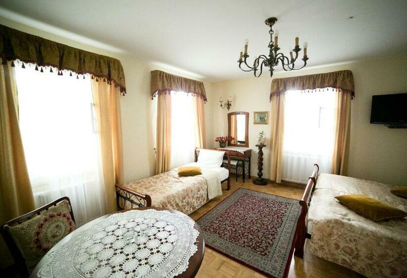 غرفة قياسية ثلاثية, Dworek Ojca Mateusza