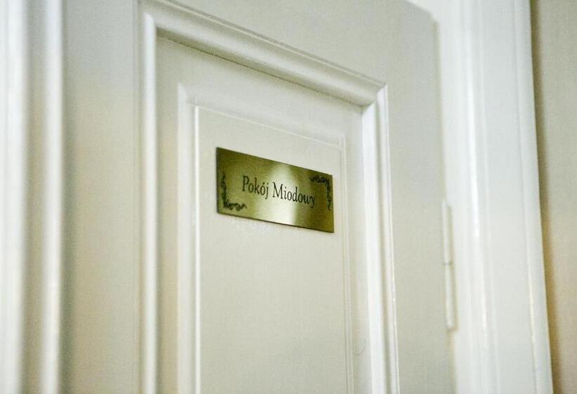 غرفة قياسية ثلاثية, Dworek Ojca Mateusza