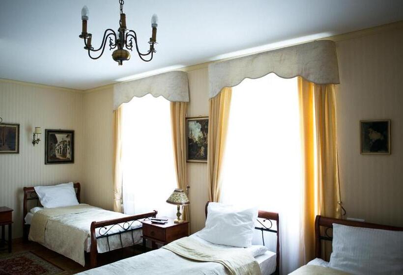 غرفة قياسية ثلاثية, Dworek Ojca Mateusza