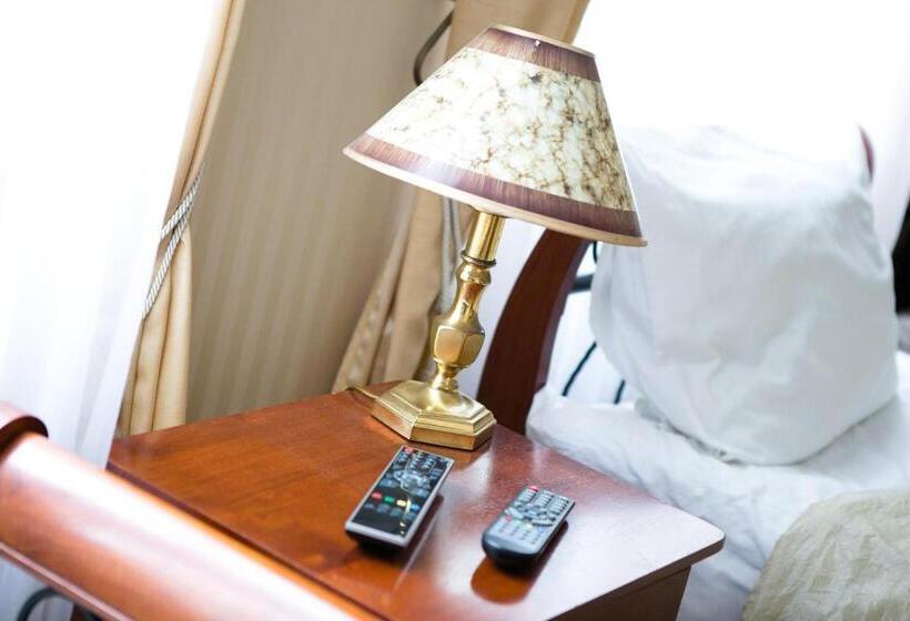 غرفة قياسية ثلاثية, Dworek Ojca Mateusza