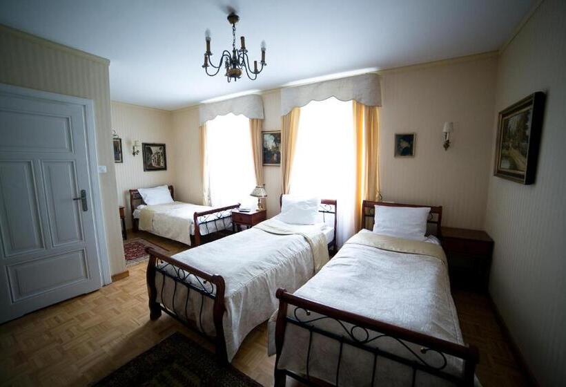 غرفة قياسية ثلاثية, Dworek Ojca Mateusza