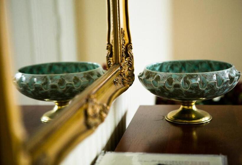 غرفة قياسية ثلاثية, Dworek Ojca Mateusza