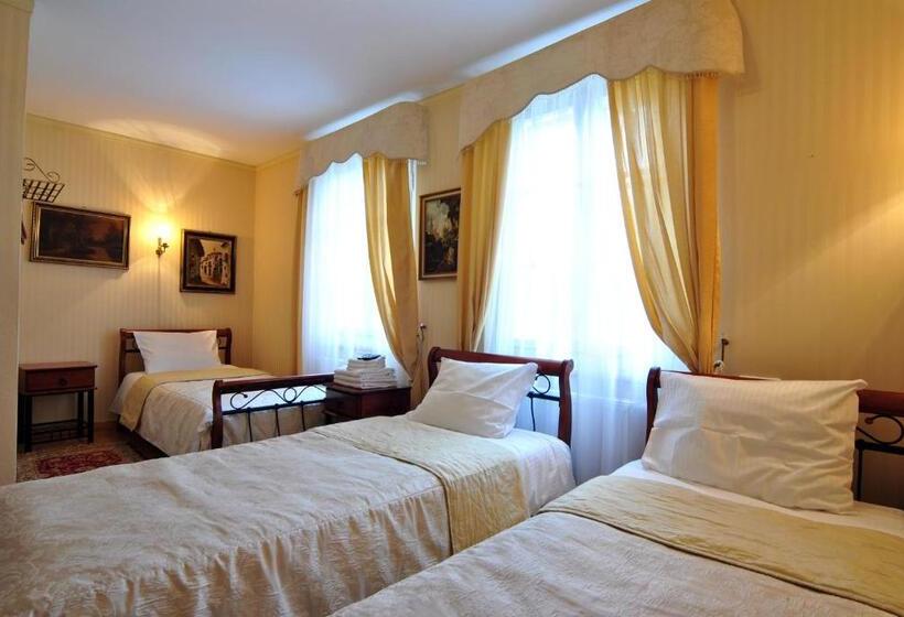 غرفة قياسية ثلاثية, Dworek Ojca Mateusza