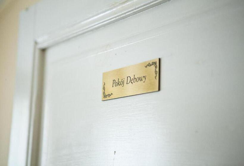 غرفة قياسية ثلاثية, Dworek Ojca Mateusza