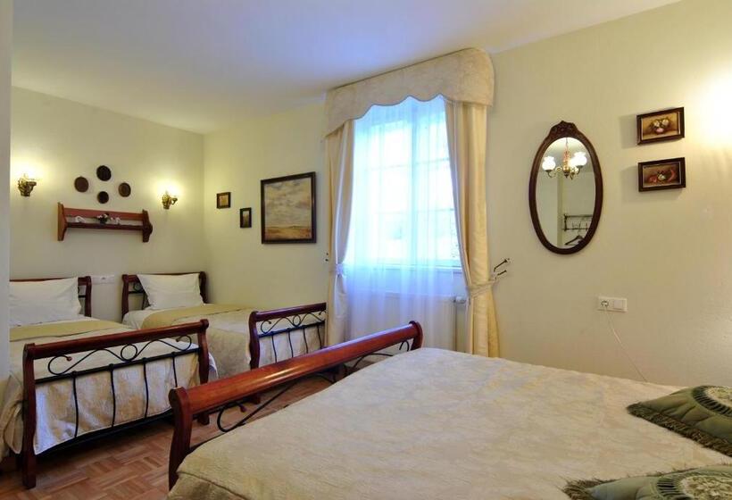 غرفة عائلية, Dworek Ojca Mateusza