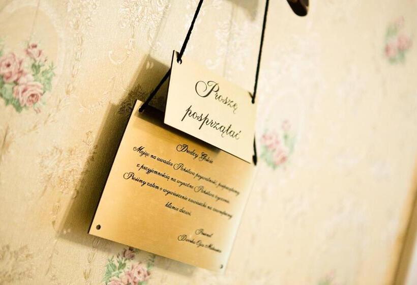 غرفة عائلية, Dworek Ojca Mateusza