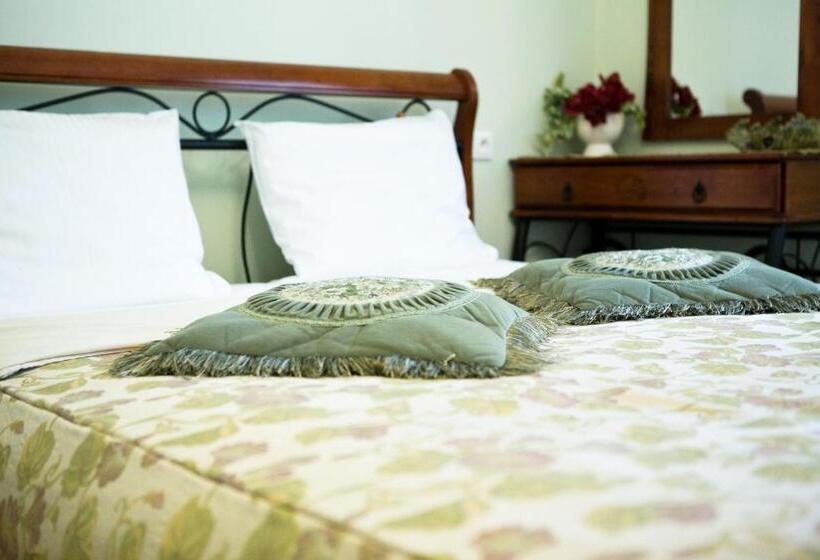 غرفة قياسية ثلاثية, Dworek Ojca Mateusza