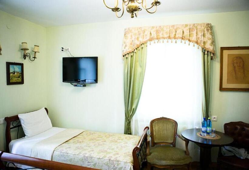 غرفة قياسية ثلاثية, Dworek Ojca Mateusza